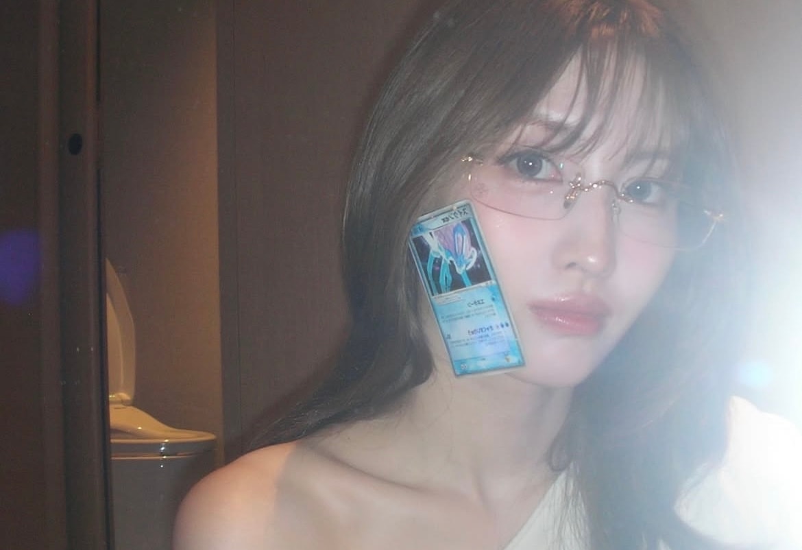 [Pokémon TCG] TWICE’s Momo Just Flexed a Rare Vintage Pokémon Card—Here’s Why the Internet is Obsessed